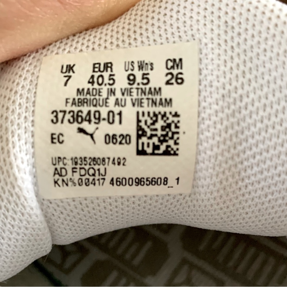 Puma Leather tennis shoes. - Picture 6 of 7